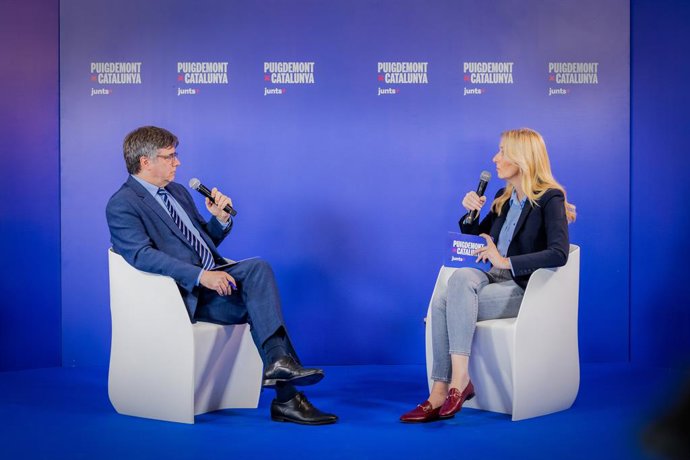 Archivo - L'expresident de la Generalitat i líder de Junts, Carles Puigdemont, amb la diputada al Parlament Anna Navarro