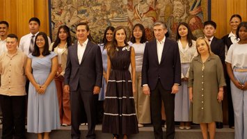 La Reina recibe a los becados de la FMBBVA y participa en una exposición virtual