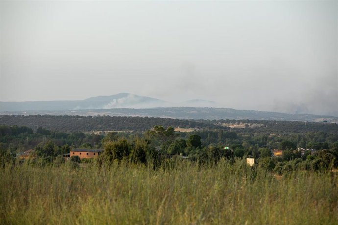 Vista de la columna de humo, en la urbanización El Encinar del Alberche, a 22 de julio de 2026, en Villa del Prado, Madrid (España). Un incendio forestal originado en la tarde este miércoles en la localidad de Almorox (Toledo), que se ha elevado al nivel 