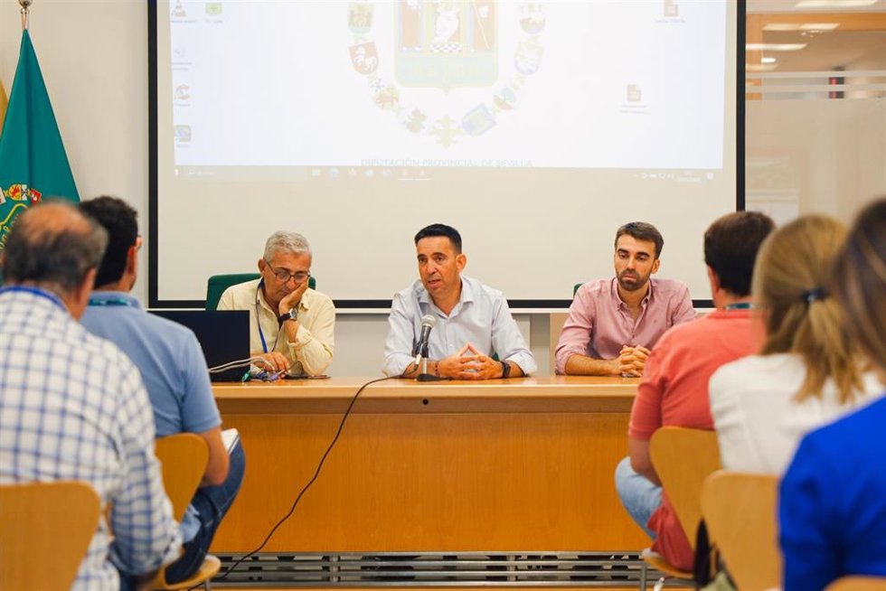 Reunión de coordinación de la Diputación de Sevilla con administraciones y expertos para reforzar las medidas de control frente a los mosquitos transmisores del Virus del Nilo Occidental (VNO).
