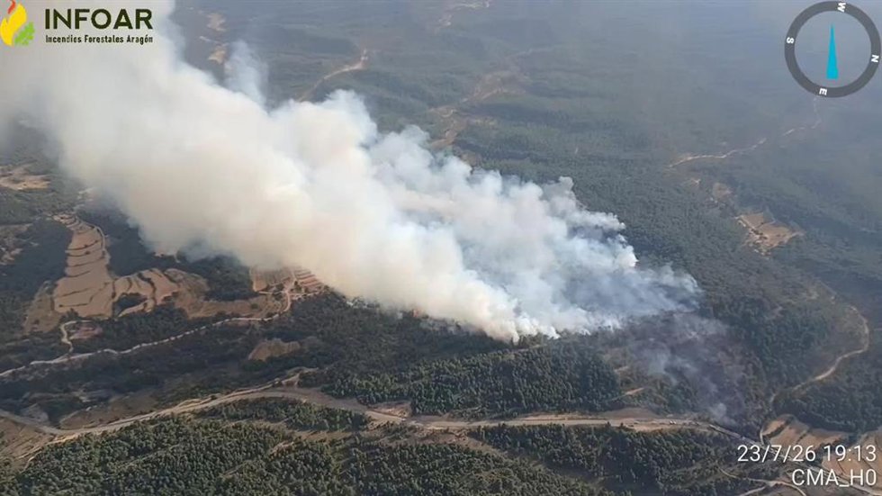 Vista aérea del incendio forestal iniciado este jueves en La Cerollera.