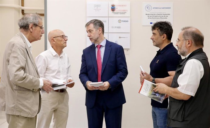 El consejero de Cultura, Turismo y Deporte, Luis Martínez Abad, asiste a la presentación de la ‘Guía Camino Medieval Lebaniego de la Santa Cruz’
