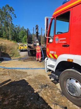 Bomberos del Gobierno de Cantabria sofocan el incendio de un tractor forestal en Ramales