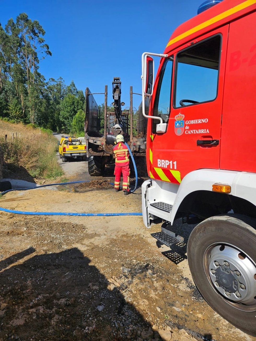 Bomberos del Gobierno de Cantabria sofocan el incendio de un tractor forestal en Ramales