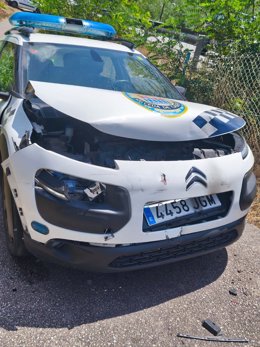 Coche de Policía Local de Salceda accidentado tras chocar con un conductor que se dio a la fuga