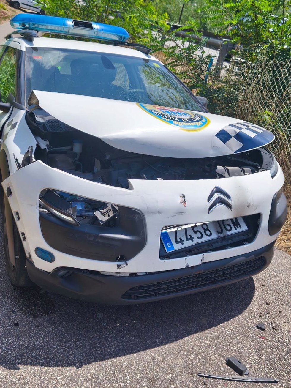 Coche de Policía Local de Salceda accidentado tras chocar con un conductor que se dio a la fuga