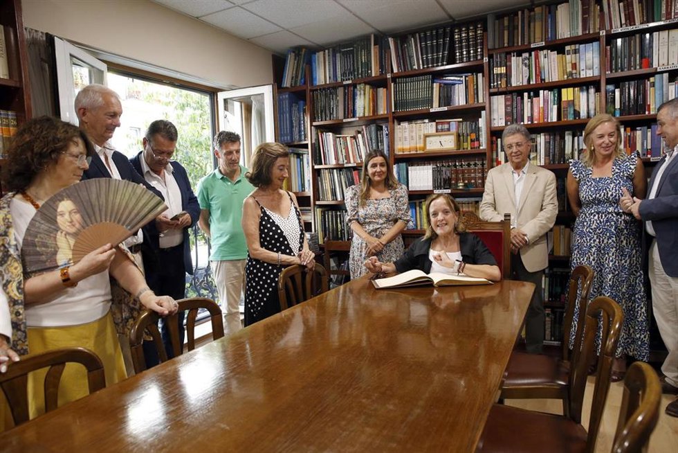La consejera de Presidencia, Isabel urrutia, en el Centro Gallego de Santander