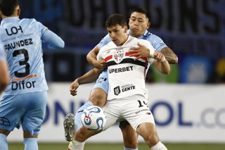 Futbol, O'Higgins vs Sao Paulo. Copa Sudamericana 2026. El jugador de Sao Paulo Gonzalo Tapia, centro, disputa el balon con el defensa de O'Higgins durante el partido del Grupo C de la Copa Sudamericana disputado en el estadio El Teniente en Rancagua,
