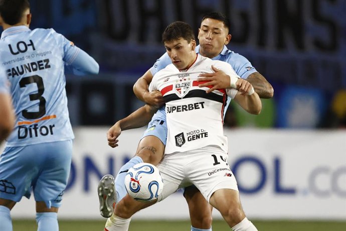 Futbol, O'Higgins vs Sao Paulo. Copa Sudamericana 2026. El jugador de Sao Paulo Gonzalo Tapia, centro, disputa el balon con el defensa de O'Higgins durante el partido del Grupo C de la Copa Sudamericana disputado en el estadio El Teniente en Rancagua,