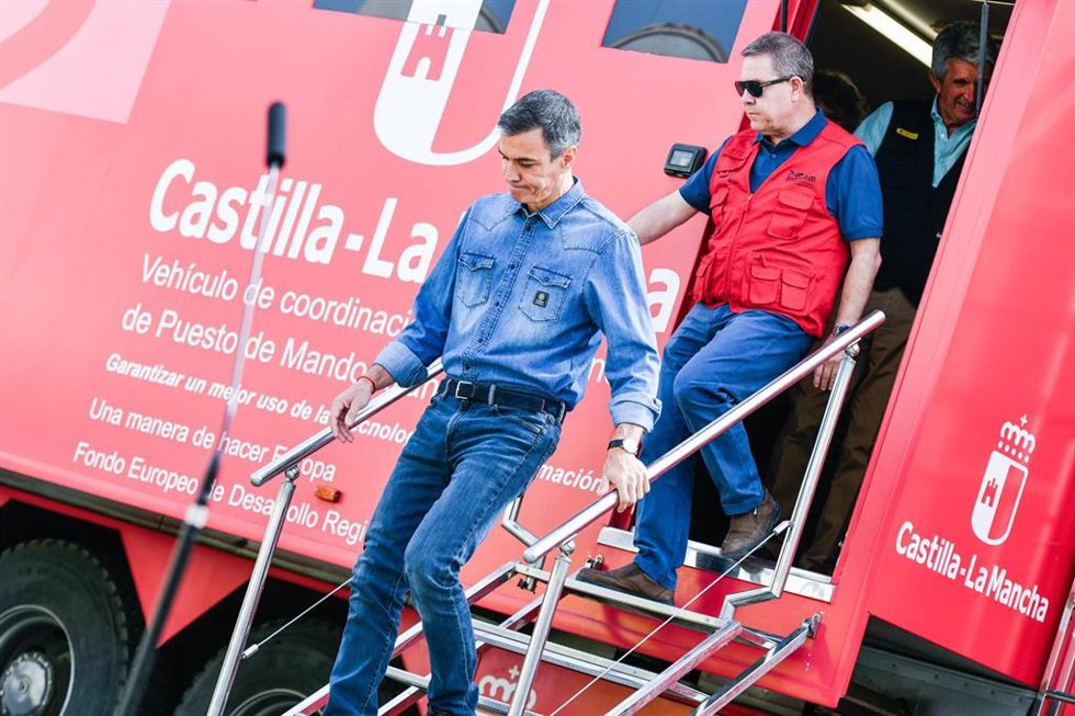 El presidente del Gobierno, Pedro Sánchez (i), y el presidente de Castilla-La Mancha, Emiliano García-Page (d), durante una visita al Puesto de Mando Avanzado por el incendio de La Mierla.