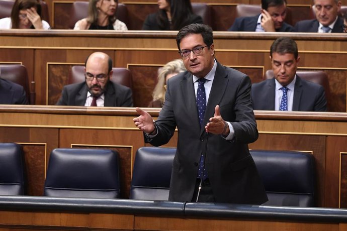 El ministro para la Transformación Digital, Óscar López, durante la celebración de una sesión extraordinaria del Pleno del Congreso de los Diputados, a 23 de julio de 2026, en Madrid (España).