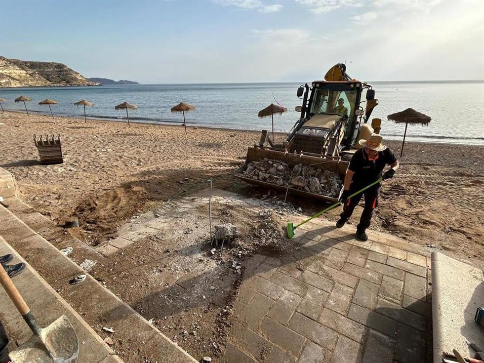 Un operario municipal arreglando la ducha de una de las playas de Melilla.