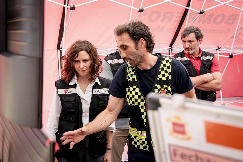 La presidenta de la Comunidad de Madrid, Isabel Díaz, durante una visita el Puesto de Mando Avanzado (PMA) por el incendio de Almorox.