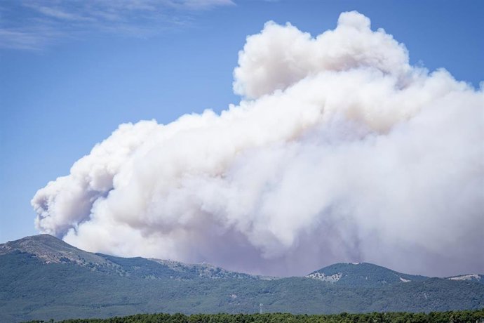 Vista de una espesa columna de humo provocada por un incendio forestal en Burgohondo (Ávila), a 23 de julio de 2026, en Almorox, Toledo, Castilla-La Mancha (España)