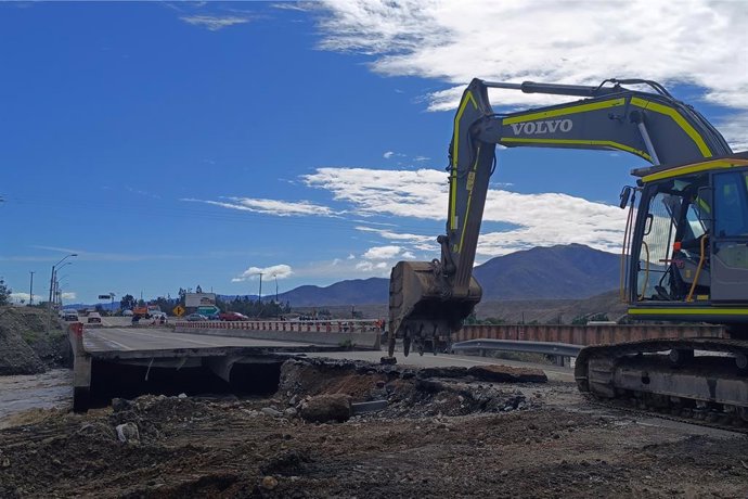 Vallenar 21 de julio 2026. Vista general del puente Maitencillo del Río Huasco de Vallenar en medio de la emergencia por el sistema frontal. Claudio Lopez/Aton Chile