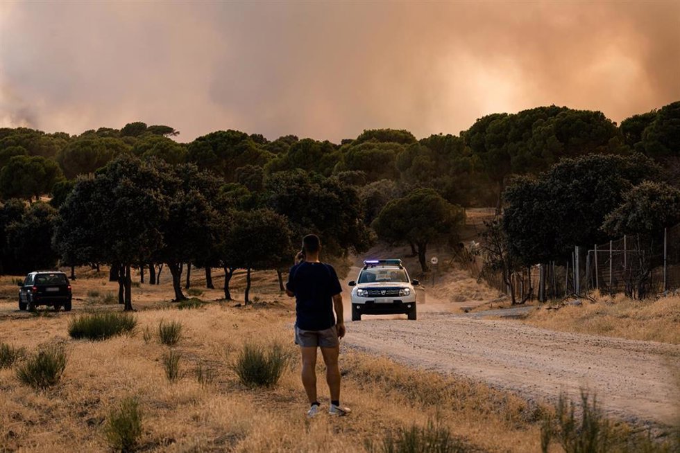 Un vehículo de la Guardia Civil vigila la evolución del fuego, a 23 de julio de 2026, en San Martín de Valdeiglesias, Madrid (España).