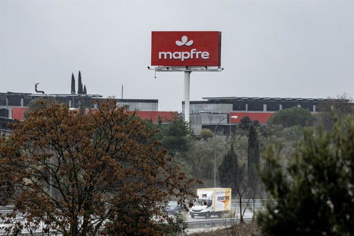 Archivo - Nueva imagen de Mapfre implantada en las fachadas de las oficinas centrales de la aseguradora en Majadahonda, a 29 de enero de 2026, en Majadahonda, Madrid (España). La aseguradora Mapfre ha lanzado un rediseño de su identidad corporativa y de m