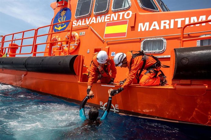 Archivo - Agentes de Salvamento Marítimo suben a una persona a borda del barco.
