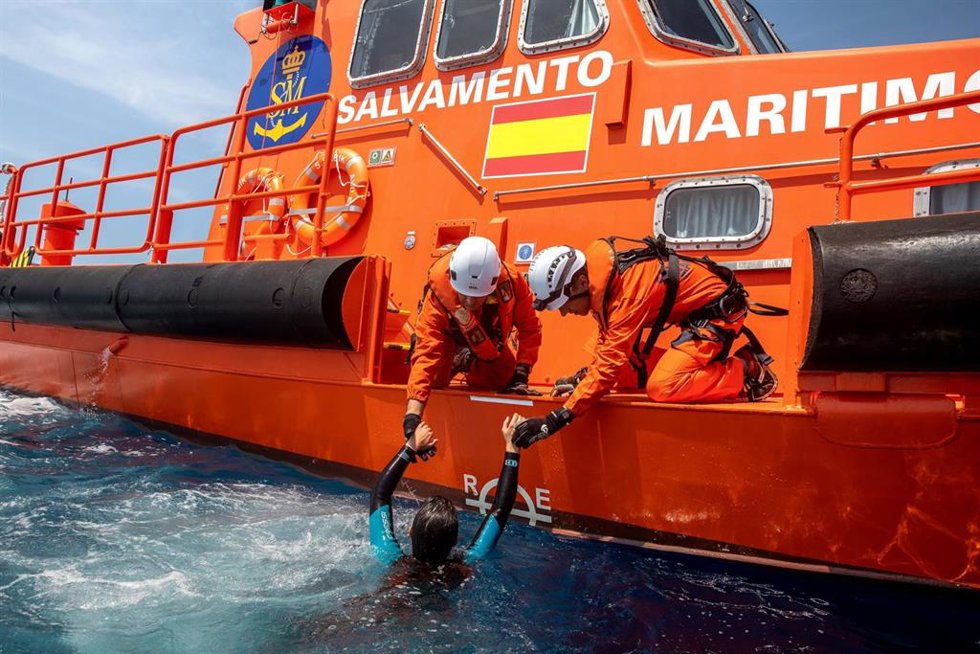 Archivo - Agentes de Salvamento Marítimo suben a una persona a borda del barco.