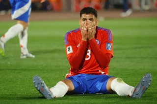 Futbol, Chile vs Uruguay. Eliminatorias al mundial de la Fifa 2026. El jugador de la seleccion chilena Guillermo Maripan es fotografiado durante un partido clasificatorio al mundial de 2026 contra Uruguay disputado en el estadio Nacional de Santiago,