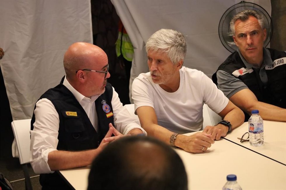 El ministro del Interior, Fernando Grande-Marlaska, en el puesto de mando avanzado que se encuentra en la localidad madrileña de Cenicientos para seguir los incendios.