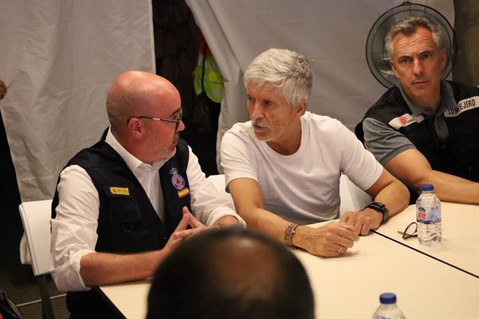 El ministro del Interior, Fernando Grande-Marlaska, en el  puesto de mando avanzado que se encuentra en la localidad madrileña de Cenicientos para seguir los incendios.