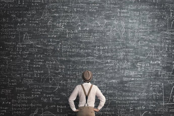 Archivo - Arquivo - Um homem diante de um quadro-negro cheio de fórmulas matemáticas.