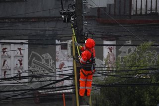 Valparaiso, 17 de julio 2026  Personal de Chilquinta trabaja en la reposicion del suministro electrico tras cortes de energia durante el sistema frontal   Sebastian Cisternas/Aton Chile