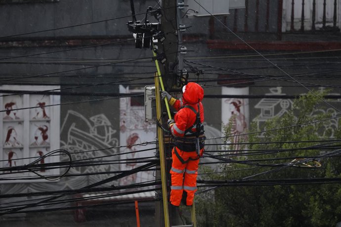 Valparaiso, 17 de julio 2026  Personal de Chilquinta trabaja en la reposicion del suministro electrico tras cortes de energia durante el sistema frontal   Sebastian Cisternas/Aton Chile
