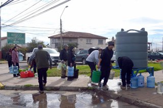 La Serena, 22 de julio de 2026. Tras el corte del suministro de agua potable en la conurbación La Serena - Coquimbo, la empresa sanitaria Aguas del Valle dispuso de 200 puntos de abastecimiento de este servicio para sus cliente. Alejandro Pizarro/Aton