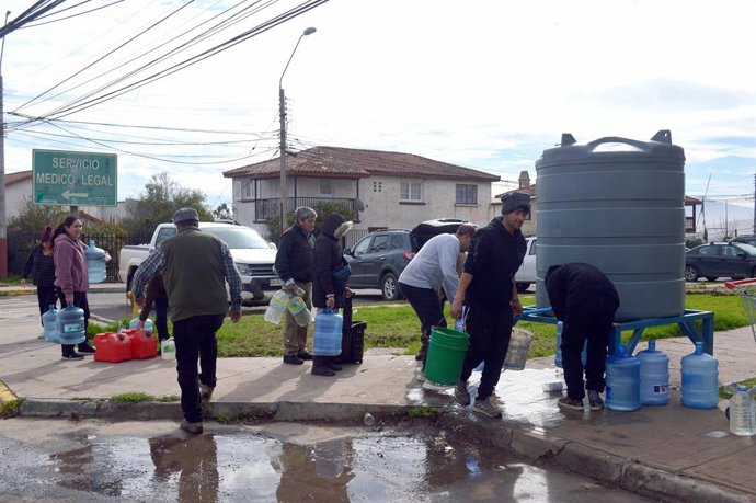 La Serena, 22 de julio de 2026. Tras el corte del suministro de agua potable en la conurbación La Serena - Coquimbo, la empresa sanitaria Aguas del Valle dispuso de 200 puntos de abastecimiento de este servicio para sus cliente. Alejandro Pizarro/Aton