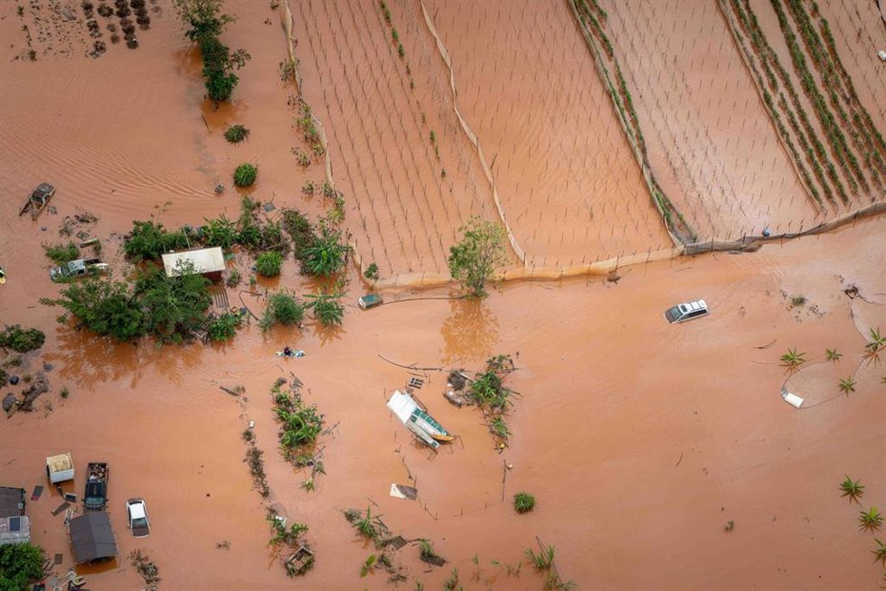 Archivo - Vista desde un helicóptero de una carretera y campos de cultivo arrasados en la isla de Oahu, en Hawái --uno de los estados demandantes--, tras la tormenta 'Kona Low', por la que la FEMA prestó asistencia