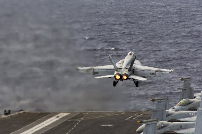Archivo - Arquivo – 19 de março de 2026, local não divulgado, águas internacionais: Um caça F/A-18E Super Hornet da Marinha dos EUA, pertencente aos Tomcatters do Esquadrão de Caças de Ataque 31, ganha altitude após decolar do convés de voo do porta-aviõe