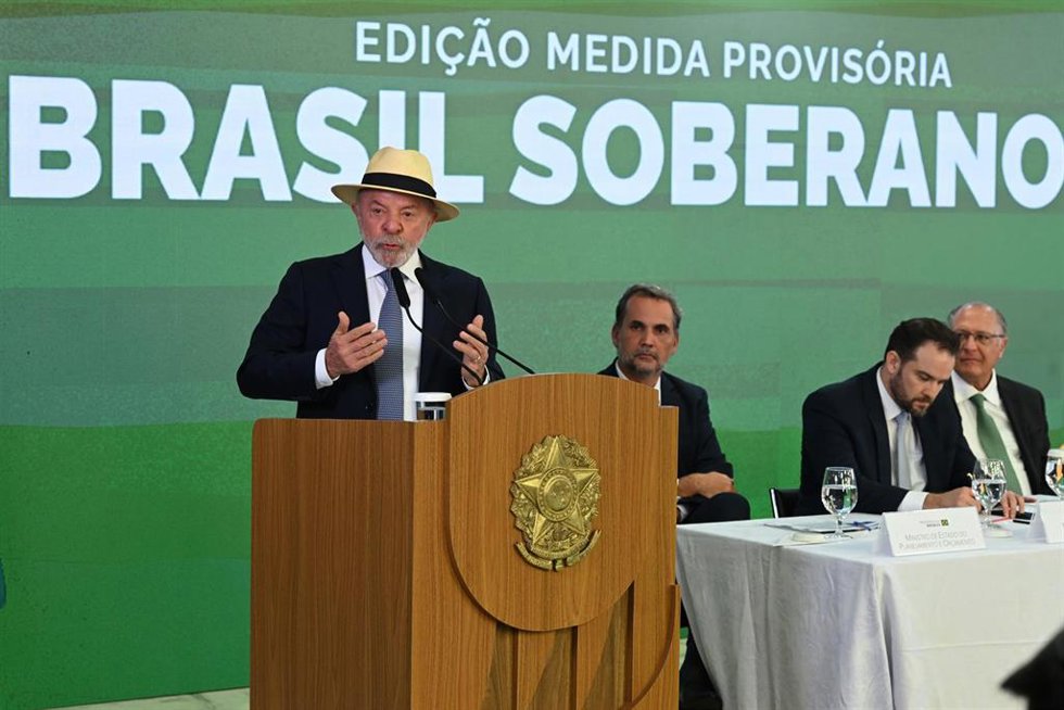 Archivo - El presidente de Brasil, Luiz Inácio Lula da Silva, comparece en el acto de firma del proyecto de ley que asigna fondos para líneas de crédito a empresas afectadas por el arancel adicional del 25% impuesto por EEUU a productos brasileños