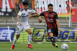 Futbol, Deportes Limache vs Colo Colo. Fecha 1, Liga de Primera 2026. El jugador de Deportes Limache Jean Meneses, derecha, disputa el balon con Erick Wiemberg de Colo Colo durante el partido de primera division realizado en el estadio Elias Figueroa de