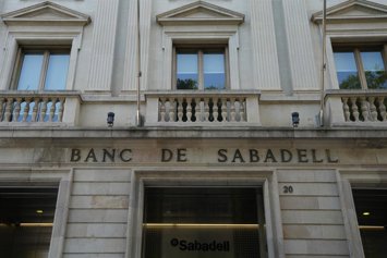 Archivo - Fachada de la sede histórica del Banc Sabadell, en Sabadell, Barcelona, Cataluña (España).