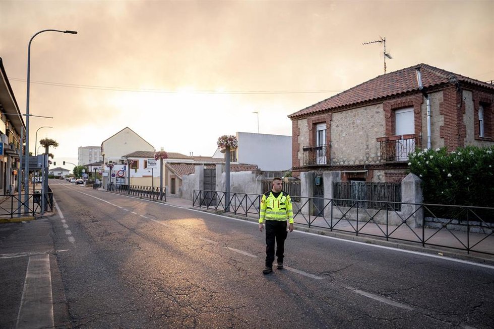 Varias personas desalojadas, a 23 de julio de 2026, en Aldea del Fresno, Madrid (España). Otro incendio forestal, independiente del originado en Almorox (Toledo) ayer, se ha declarado este jueves en el municipio madrileño de Villa del Prado, lo que ha obl