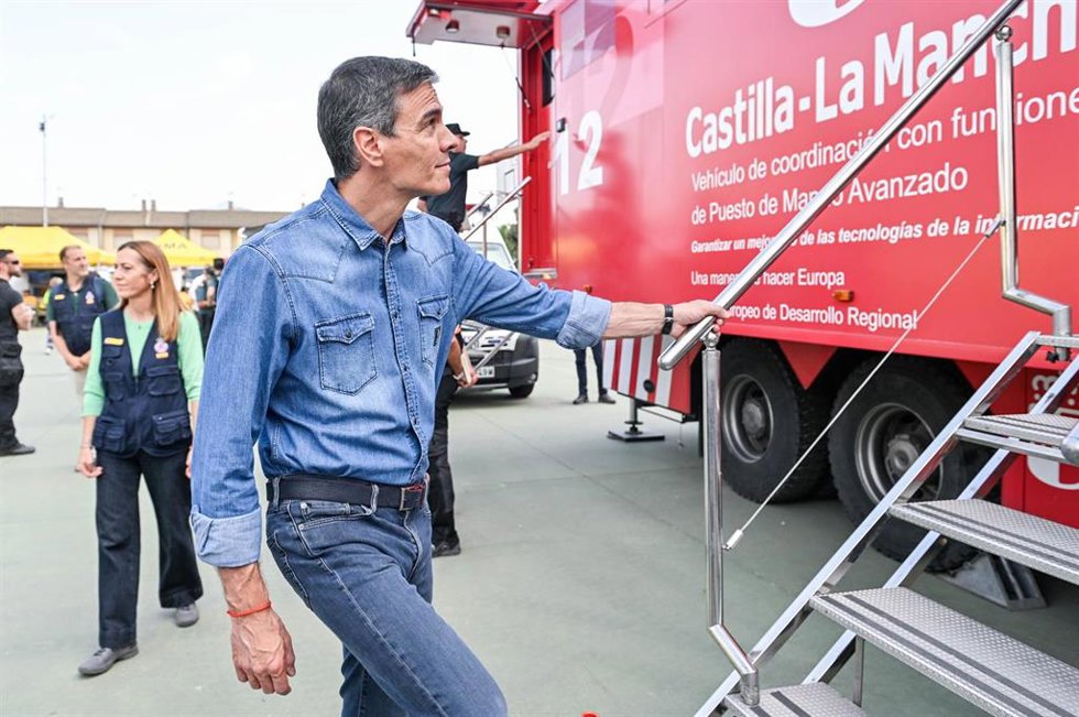 El presidente del Gobierno, Pedro Sánchez, durante una visita al Puesto de Mando Avanzado por el incendio de La Mierla, a 22 de julio de 2026, en Tamajón, Guadalajara, Castilla-La Mancha (España). Sánchez acude a las instalaciones del Puesto de Mando Avan