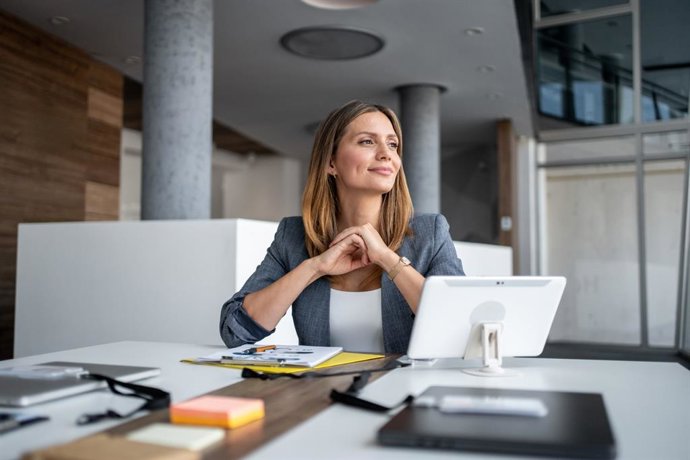 Archivo - Mujer feliz y satisfecha en su trabajo.