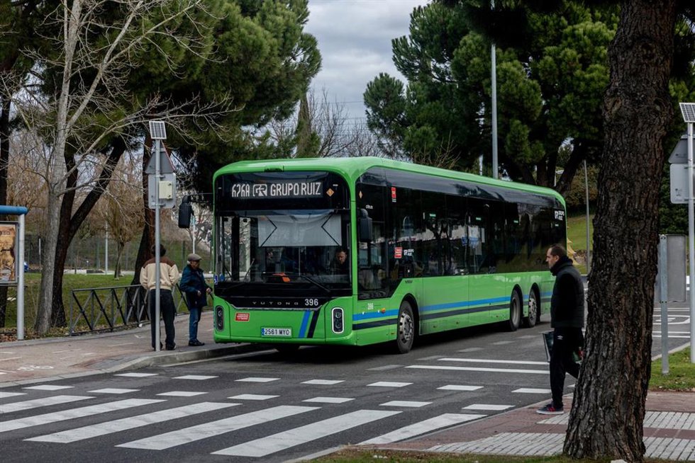 Archivo - Autobús interurbano de la Empresa Municipal de Transportes de Madrid (EMT), a 26 de diciembre de 2025, en Madrid (España).