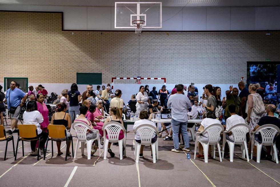 Varias personas desalojadas del municipio de Aldea del Fresno, en el polideportivo de Villamanta, a 23 de julio de 2026, en Villamanta, Madrid (España). 
