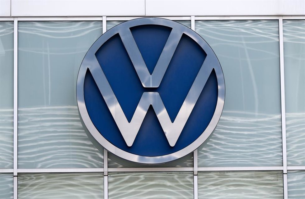 Archivo - FILED - 10 July 2025, US, New York: The Volkswagen logo can be seen on a car dealership in Manhattan. Photo: Sven Hoppe/dpa