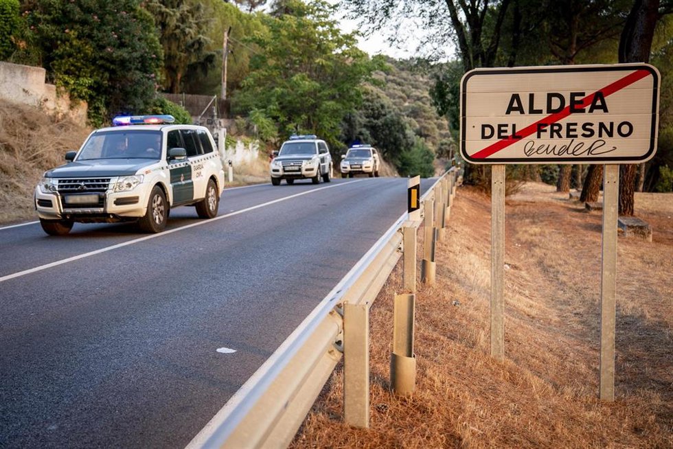 Tres coches de la Guardia Civil, a 23 de julio de 2026, en Aldea del Fresno, Madrid (España). Otro incendio forestal, independiente del originado en Almorox (Toledo) ayer, se ha declarado este jueves en el municipio madrileño de Villa del Prado, lo que ha