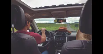 Por qué algunos colocan una bolsa de congelados en el reposacabezas del coche antes de viajar