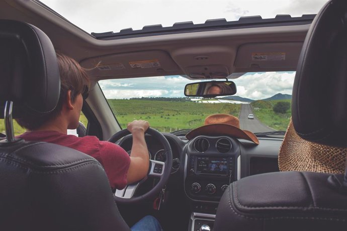 El truco con una bolsa de plástico para hacer más cómodos los viajes largos en coche