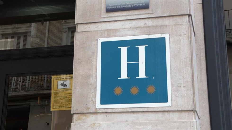 Archivo - Placa de hotel con calificaicón de estrellas