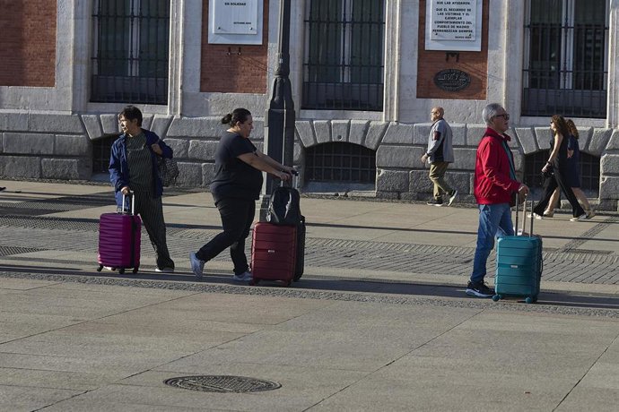 Archivo - Turistas con maletas por el centro de la ciudad, a 19 de julio de 2025, en Madrid (España). España recibió más de 52 millones de pasajeros aéreos internacionales en el primer semestre de 2025, lo que supone un 6,4% más que en el mismo periodo de