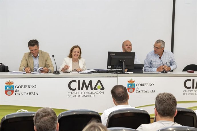 La consejera de Simplificación Administrativa, Isabel Urrutia, presenta a los ayuntamientos el funcionamiento de las entidades colaboradoras de certificación