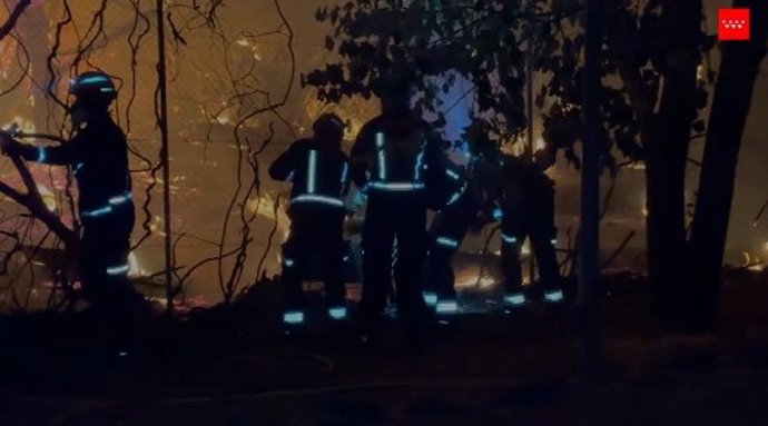 Los incendios que afectan a la Comunidad de Madrid siguen sin estar perimetrados y el viento complicará la extinción