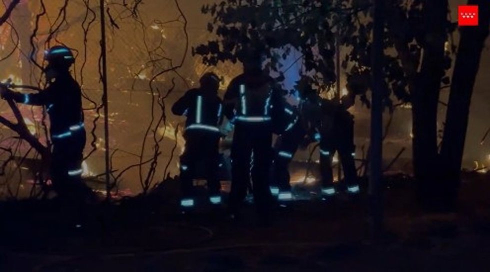 Los incendios que afectan a la Comunidad de Madrid siguen sin estar perimetrados y el viento complicará la extinción